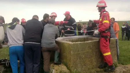 Intervenţie dramatică a pompierilor. Au salvat un bărbat căzut într-o fântână adâncă de 20 de metri VIDEO
