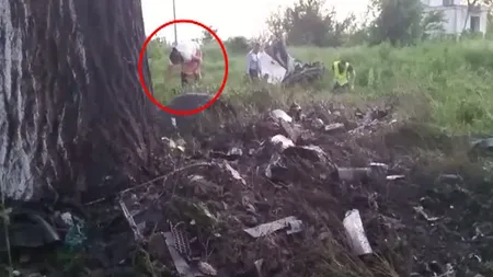 Bucăţi din maşina lui Dan Condrea, strânse de la locul accidentului înainte de finalizarea cercetărilor VIDEO