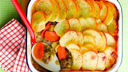 REŢETA ZILEI: Friptură de porc la tavă cu cartofi noi