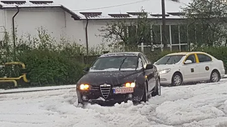 În Câmpina stăzile arată de parcă ar fi nins. Stratul de grindină depăşeşte 5 cm. La fel şi pe DN 1 FOTO VIDEO