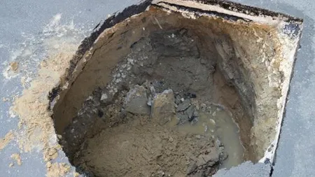 O GROAPĂ IMENSĂ a apărut în carosabil, pe o stradă din Craiova