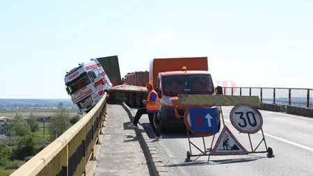 Un TIR, suspendat pe pasarela de pe DN6, la ieşire din Craiova GALERIE FOTO