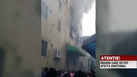 O mamă şi-a aruncat copiii de la etaj ca să-i salveze de incendiu VIDEO