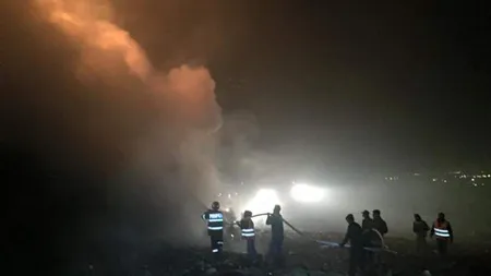 Groapa de gunoi a unei localităţi din Vâlcea arde de opt zile. Aerul din zonă a devenit irespirabil