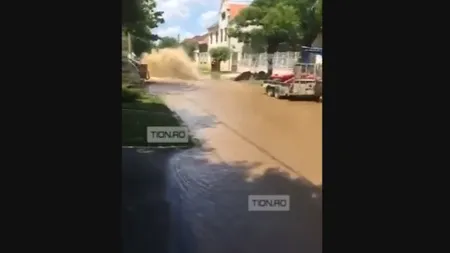Dorel loveşte din nou: Fântână arteziană în mijlocul unei străzi din Timişoara VIDEO