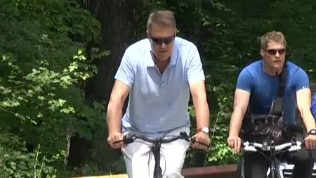 Klaus Iohannis a ieşit la plimbare cu bicicleta, însoţit de SPP-işti VIDEO