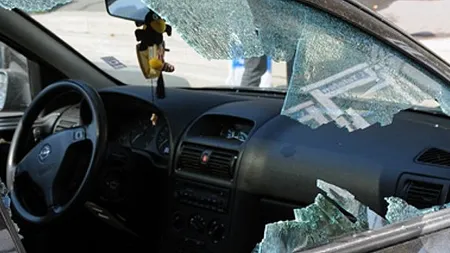 Răzbunarea hoţilor, după ce au fost prinşi la furat. Au distrus cu bâtele două maşini de poliţie
