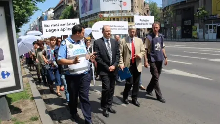 Sute de oameni au participat la un marş pentru demolarea clădirii Cathedral Plaza