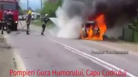 O maşină a ars ca o torţă în trafic, în Suceva VIDEO