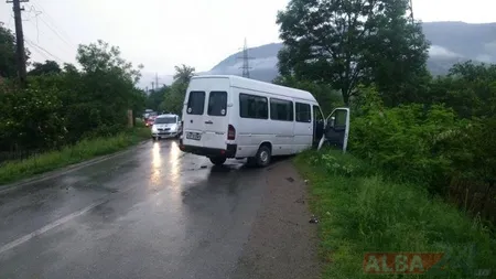 Un autoturism a intrat pe contrasens şi a lovit un microbuz. Şase persoane au fost rănite