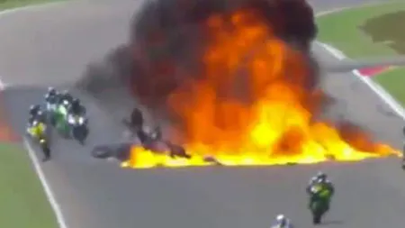 Infern pe pistă, în Moto 2. Accident teribil, motocicletele au luat foc VIDEO