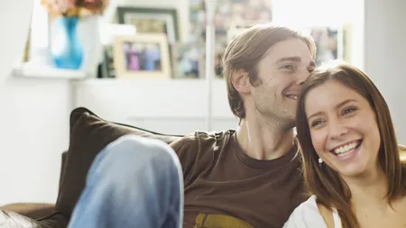 Lucruri ciudate dar adorabile pe care le fac cuplurile acasă