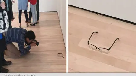 A pus o pereche de ochelari pe podeaua unui muzeu. Vizitatorii au admirat cu sufletul la gură 