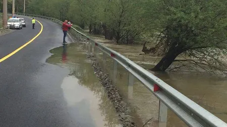Oltul a ieşit din matcă în Vâlcea. Circulaţie îngreunată pe DN7 VIDEO