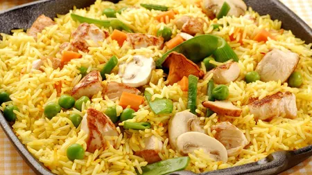 Reţeta zilei: Paella cu pui şi legume