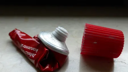 Ingrediente dăunătoare din pasta de dinţi. Iată ce trebuie să eviţi