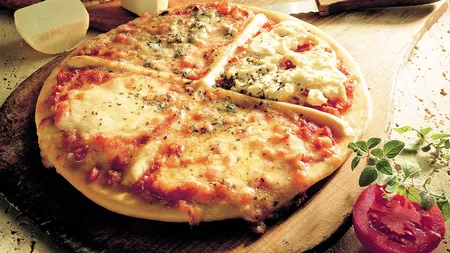 Reţeta zilei: Pizza cu patru feluri de brânză