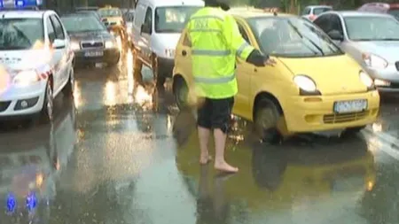 Imaginea zilei, la Constanţa. Traficul este dirijat de un poliţist desculţ