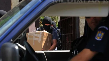 Poliţiştii au ridicat documente de la trei spitale din Capitală, depozitul Hexi Pharma şi sediul RENAR