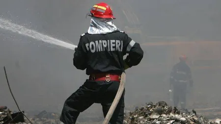 INCENDIU în Suceava. Proprietarii au fost treziţi de pompierii care stingeau flăcările