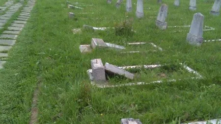 Situaţie REVOLTĂTOARE într-un cimitir din Dej. Zeci de morminte de eroi, vandalizate