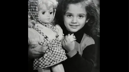 Recunoaşteţi personajul? Este una dintre cele mai iubite cântăreţe de la noi FOTO