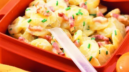Salată de cartofi noi cu bacon, reţetă rapidă pentru o zi de miercuri
