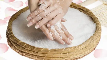 Cum să îţi îngrijeşti pielea cu sare amară