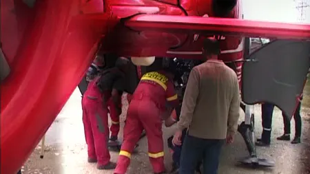 Misiune de salvare dificilă. Un bărbat preluat de elicopterul SMURD, după ce un extinctor i-a explodat în braţe VIDEO