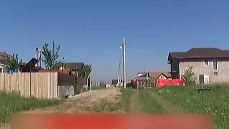 Stâlpii dintr-un sat din Dolj au ajuns în mijlocul drumului, după ce strada a fost lăţită