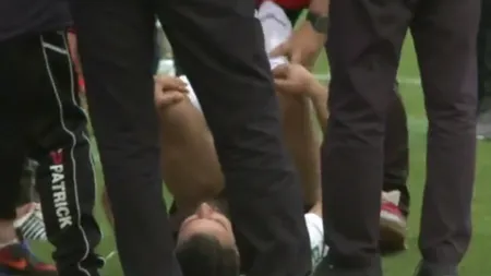 Panică din nou, în fotbal. Lui Ţâru i s-a făcut rău în meciul cu CSMS Iaşi şi a stat 10 minute întins pe gazon