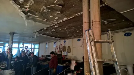 Tavanul unei pieţe cu flori din Ploieşti s-a prăbuşit peste florărese