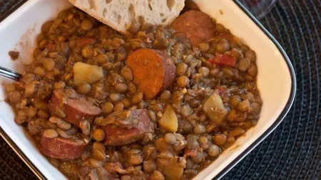 Tocăniţă de linte cu cârnaţi. Reţetă spaniolă