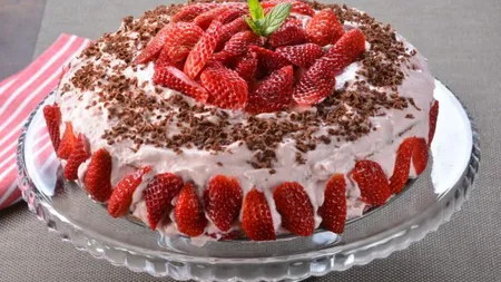 Desertul zilei: Tort cu ciocolată şi căpşuni