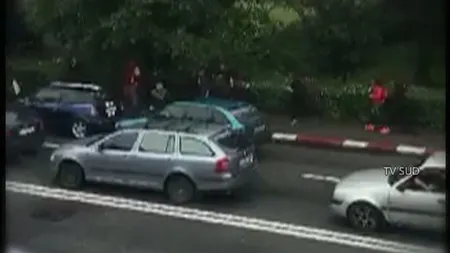 Răfuială conjugală în trafic, la Tg. Jiu. Soţul înşelat a sărit să-i bată pe soţie şi pe amant VIDEO