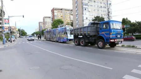 Un tramvai modernizat din Craiova a rămas blocat pe şine din cauza unei defecţiuni