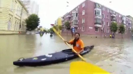 Imagini de senzaţie în Tulcea. Oamenii au ieşit la plimbare cu caiacul pe străzi VIDEO