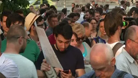 Sute de oameni au ieşit în stradă. Protest la Universitate, împotriva 