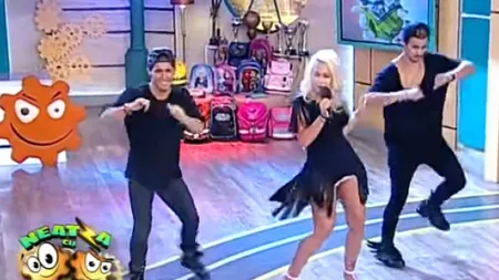 Moment JENANT într-o emisiune TV. Cum s-au făcut de râs o cântăreaţă şi dansatorii ei VIDEO