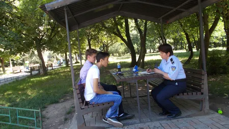 Ce au păţit mai mulţi tineri care au fost prinşi scuipând coji de seminţe în parcul Drumul Taberei FOTO