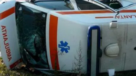 Accident cu o ambulanţă, în Bucureşti. Patru persoane au fost rănite