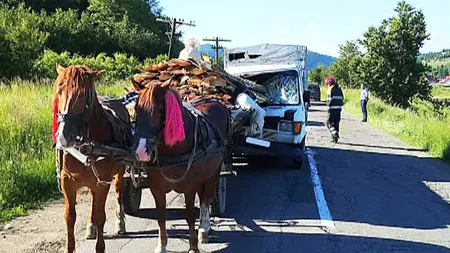 Accident cu trei răniţi în Suceava. O căruţă cu lemne a fost lovită de o maşină FOTO