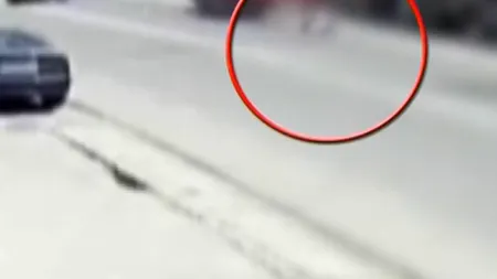 Un motociclist a fost grav rănit, după ce s-a lovit de o maşină care a întors neregulamentar
