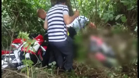 TRAGEDIE în Bacău. Un motociclist a murit după ce a intrat cu maşina în copac VIDEO