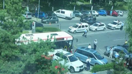 Patru pasageri răniţi după ce şoferul autobuzului în care se aflau a frânat brusc VIDEO