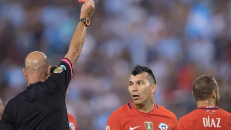 Imagini scandaloase. Arbitrul finalei Copa America a sărbătorit cu două prostituate FOTO