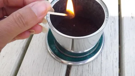 Incredibil ce s-a întâmplat după ce un bărbat a ars câteva boabe de cafea. Experimentul a făcut înconjurul lumii