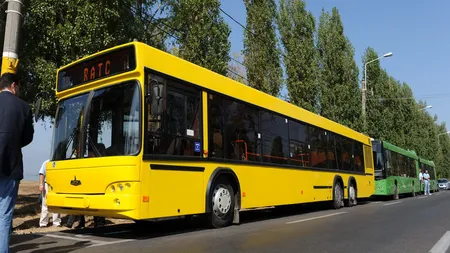 Trei călători au fost RĂNIŢI, după ce şoferul unui autobuz a frânat brusc