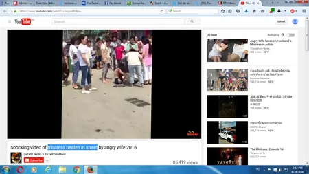 Furie oarbă a unei soţii. A dezbrăcat-o pe amanta soţului în mijlocul străzii şi a luat-o la bătaie VIDEO