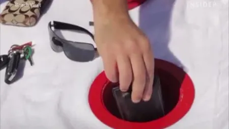 INVENŢIE INEDITĂ: CAPSULA în care vă puteţi ţine lucrurile de valoare la plajă VIDEO